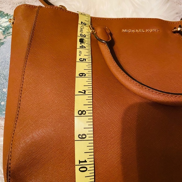 Michael kors hobos color brown good condition - Picture 5 of 8